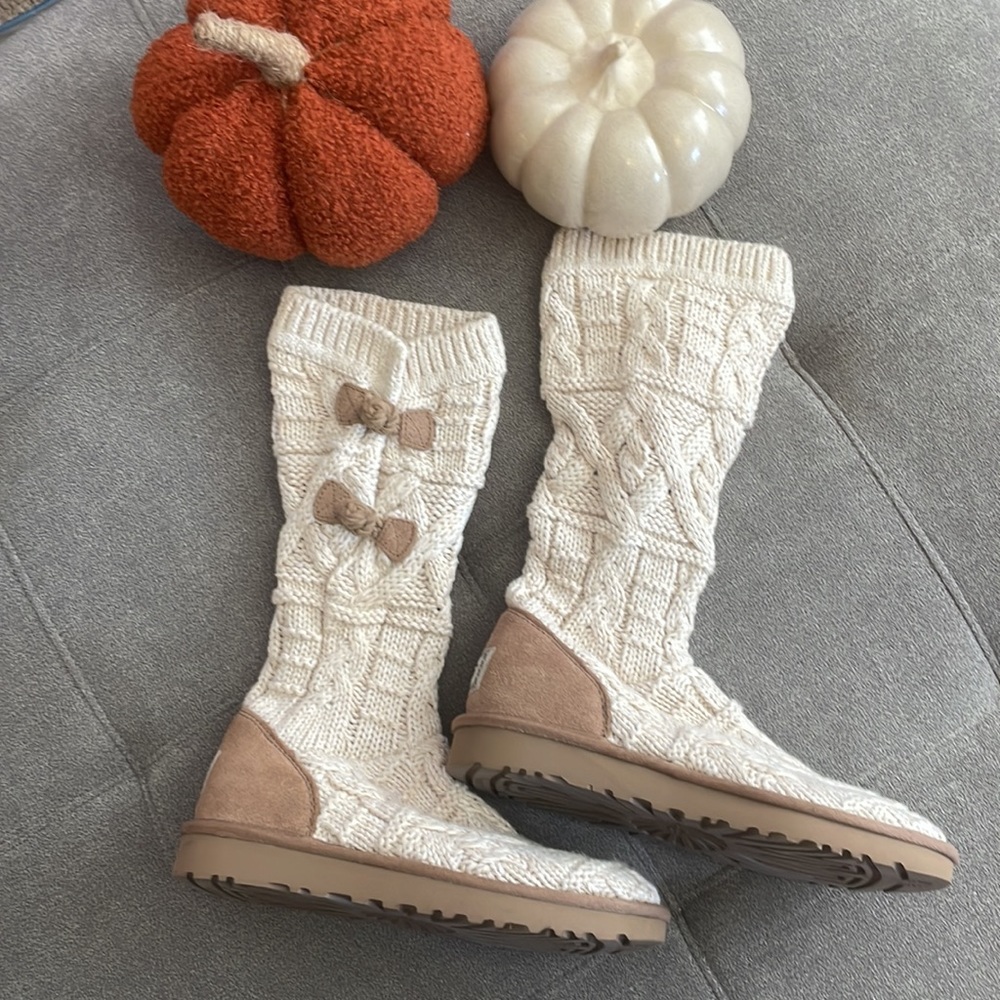 Brand new never worn Women’s UGG Kalla knit winter boot | Size 7